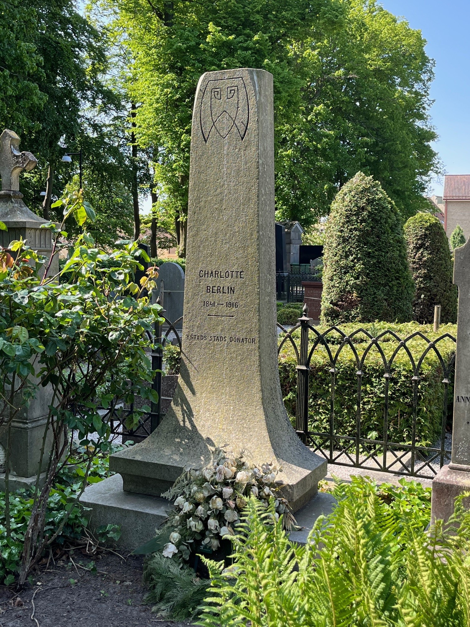 Gravsten över Charlotte Berlin på Ystads gamla kyrkogård.