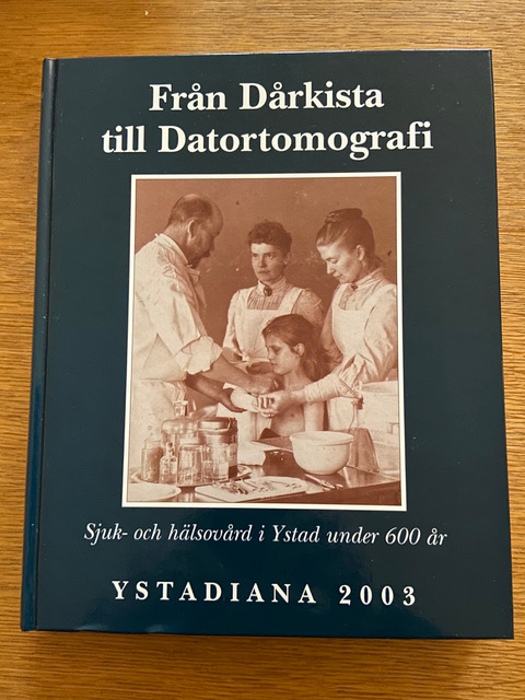 Från dårkista till datortomografi – sjuk- och hälsovård i Ystad under 600 år, Kurt Ivarsson, 2003