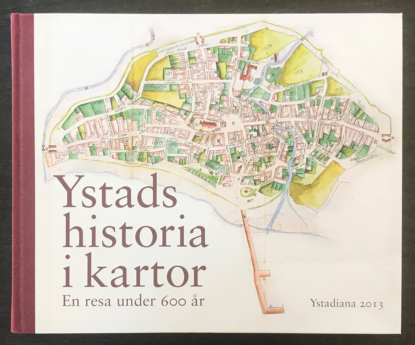 Ystads historia i kartor – en resa under 600 år, red. Per-Axel Sjöholm och Ronny Nielsen, 2013